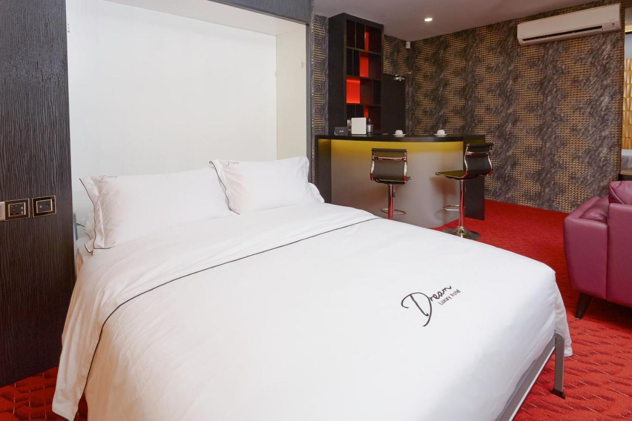 Dream Luxury Hotel Muar Exteriör bild